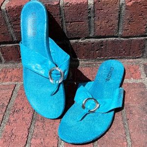 Chico’s circuitry blue lizard thong sandals. Size 8